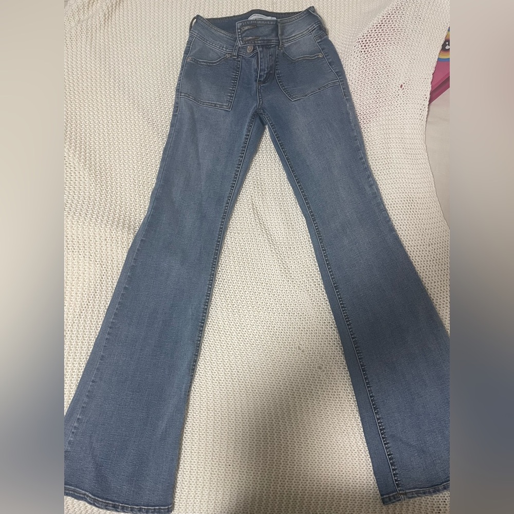 Super cute and comfy lowrise jeans with flair! Has never been worn🙌